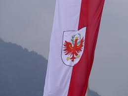 Wir führen flaggen und fahnen vieler länder und staaten z. Kostenlose Foto Weiss Fruhling Rot Italien Kleidung Oberbekleidung Osterreich Meran Tyrol Sudtirol Flagge Der Vereinigten Staaten 2432x1824 693632 Kostenlose Bilder Pxhere