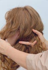 Mladé ženy se často projevují uvolněnými a tekoucími vlasy, ale z praktických důvodů je pravděpodobně nosí nebo splétají. Https Www Makniha Cz Produkt Ukazka 20146