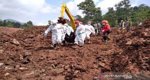 Bencana tanah longsor di wilayah desa cihanjuang, kecamatan cimanggung, kabupaten sumedang, provinsi jawa barat mengakibatkan 11 orang meninggal. Sxgwiatmdqvacm
