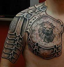 Mesmo sendo uma região dolorosa, muita gente busca fazer tatuagem de leão nas costas. Tatuagem De Armaduras Com O Leao No Ombro Do Cara Tatuagemrevista