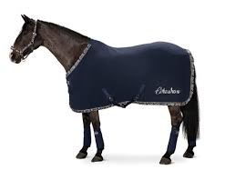 Eskadron is always innovative and responsive, both to fashion and technology, and. Eskadron Abschwitzdecke Fleece Widebinding Classic Sports Fs 2018 Abschwitzdecken Pferdedecken Pferdebedarf Reitsport Shop Bedoga Gmbh