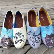 We're custom painting 3 pairs of dollar store shoes today! Diy Painted Canvas Shoes Stylegawker