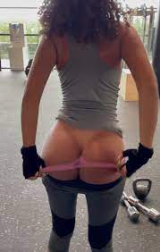 Heißes Mädchen zeigt im Fitnessstudio seinen nackten Arsch