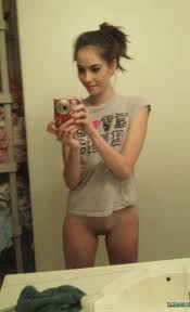 Naked Girl Selfie Gallery - AmateursCrush.com