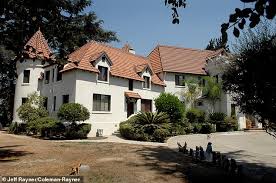 On february 3, 2003, actress lana clarkson was found dead in the mansion belonging to record producer phil spector. Phil Spector S House Where He Murdered Actress Lana Clarkson In 2003 Is Seen In Photos Sound Health And Lasting Wealth