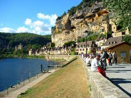 Departementet har drygt 400 000 invånare (2007). Dordogne Valley In Perigord Noir French Moments