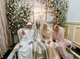 Pernikahan uas pada 16 ramadan 1442h bertepatan dengan 28 april 2021 pukul 16.30 wib, tulis akun tersebut. I Ilv0mqsytv3m