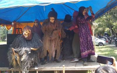 Karakter bertopeng dalam teater Si Dalupa, buatan AI