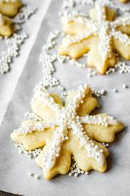 Increase the speed to high and continue to beat until soft peaks form, about 5 minutes. Easy Royal Icing Recipe For Sugar Cookies Unsophisticook