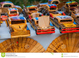 Foram encontrados 24 fornecedores de brinquedos para revenda. Lembrancas De Cuba Brinquedos De Madeira Carros Velhos Retros Imagem De Stock Imagem De Turistas Cidade 116079717