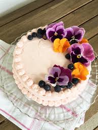 edible flowers decorating cakes