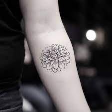 15 idées de tatouages fleurs modernes et tendances