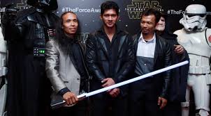 Yayan ruhian (born 19 october 1968) is an indonesian martial artist and actor. Kebanggaan Yayan Ruhian Pada Iko Uwais Di Star Wars News Entertainment Fimela Com