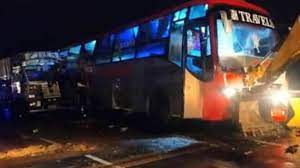 बाराबंकीः वॉल्वो बस को ट्रक ने पीछे से मारी टक्कर, 11 की मौत, कई घायल - UP  Barabanki Road Accident Volvo Bus Hit By Truck From Behind Death Toll  Updates NTC - AajTak