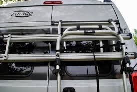 Kampeertips voor beginners - Hoe kies je de juiste maat caravan- of camperhoes - Foto van een fietsendrager achterop een camper