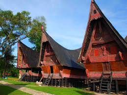 Nama lain dari rumah adat gadang adalah rumah bagonjong, rumah baanjuang, dan rumah godang. Rumah Bolon Rumah Adat Yang Menjadi Lambang Budaya Suku Batak
