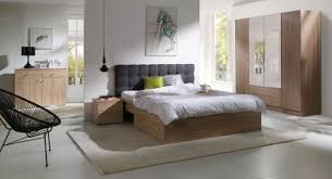 In kleineren schlafzimmern ist es somit möglich im bettkasten noch etliche gegenstände zu verstauen, um den restlichen platz sinnvoll zu. Hohe Bett