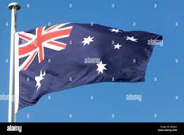Étoile du Commonwealth et Croix du Sud étoiles blanches sur le drapeau  australien sur un mât, ciel bleu, de l'Australie Photo Stock - Alamy