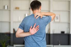 what causes shoulder blade pain