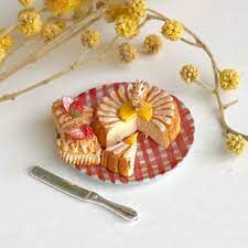 踊るシマリスさんの新型を使って マーガレットケーキとハート形カップケーキ3つのプレートを作りました それぞれ マーガレットはミンネ カップケーキはヤフオクに出品しています よろしければご覧ください comida em miniatura miniaturas