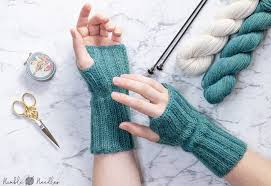 Sign up for free patterns, lots of yarn love and a free 12 beginner stitch patterns ebook to download. How To Knit Fingerless Gloves For Beginners Easy Tutorial Video