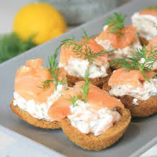 canapés with smoked salmon chez le