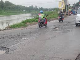Banjir terjadi setelah sejumlah sungai meluap. Jalan Utama Menuju Wisata Mekarbuana Loji Banyak Yang Rusak Beritapasundan Com