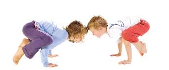 Dafür müssen babys zunächst lange die muskeln von wirbelsäule und bauch trainieren, und das tun sie im liegen, mit fleißigen beinbeugen. Yoga Kinderyoga Ubungen