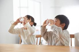 コップに入った飲み物を飲む二人の子供[10179018026]の写真素材・イラスト素材｜アマナイメージズ