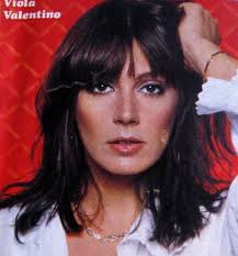 She is an actress, known for delitto sull'autostrada (1982), due strani papà (1984) and le volpi della notte (1986). Viola Valentino Tagli Di Capelli Capelli Tagli