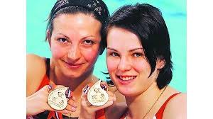 <b>Annett Gamm</b> (li.) und Nora Subschinski zeigen ihre Goldmedaillen. - _heprod_images_fotos_1_4_6_20080325_bildneu_c8_1620872