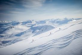 Land on mountain peaks by helicopter and make fresh tracks in bottomless powder great canadian heli skiing. Yukon Heliskiing