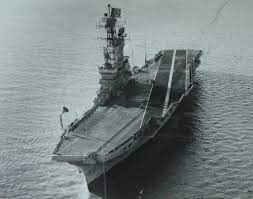 The book illustrates 25 de mayo aircraft carriers of the argentinian navy, which were involved in the falklands war (spanish: Hace 20 Anos Dejaba Puerto Belgrano El Ultimo Portaviones Argentino