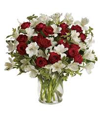 Rose rosse e bianche in una disposizione di nozze. Consegna Fiori Per Lutto A Piacenza