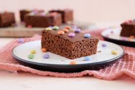 Weitere ideen zu rezepte, kuchen. Einfacher Schokoblechkuchen Mit Viel Schokolade Und Bunten Smarties Food Blog Ninastrada