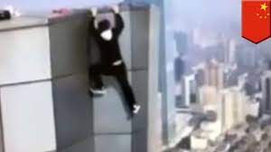 超高層ビルで懸垂チャレンジ失敗 人気配信者が自撮り中に62階から転落 - トモニュース - YouTube