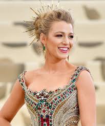 Blake lively ретвитнул(а) young center for immigrant children's rights. So Abwechslungsreich Sind Blake Livelys Frisuren