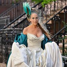 carrie bradshaw wears wedding dress in