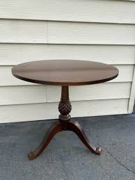Round Pineapple Pedestal Side Table