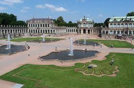 ˈdʁeːzdnɐ ˈt͡svɪŋɐ) is a palatial complex with gardens in dresden, germany. Quermania Dresdner Zwinger Barockbauwerk Und Wahrzeichen Sehenswurdigkeiten Und Ausflugsziele In Dresden Und Sachsen