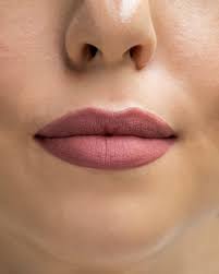 benefits of applying castor oil on lips