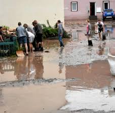 Zahlreiche keller werden überflutet, die feuerwehren sind im dauereinsatz. Unwetter Uberschwemmungen Nach Unwettern In Baden Wurttemberg Und Bayern Welt