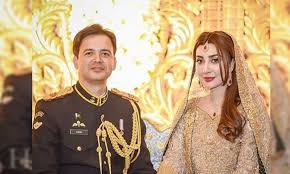 ¡Comienza el baile de Aisha Khan y Major Uqabah en una boda familiar!  - VeryFilmi