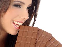 Картинки по запросу фото женщина кушает шоколад