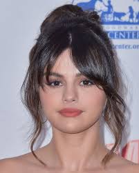 The length of her hair is same throughout her face. People Are Comparing Selena Gomez S Haircut To The Rachel And I See It Revelist