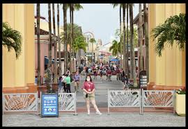 universal studios to hire 2000 workers