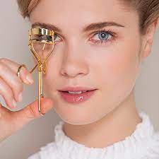 Let this coat of mascara dry for several seconds. 5 Eyelash Curler Mistakes That Could Be Ruining Your Lashes Stylecaster