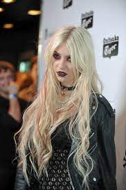 taylor momsen takes the red eye to