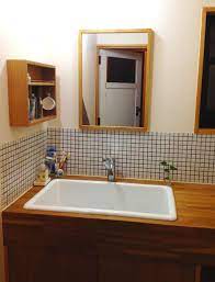 diy タイルを貼って作る お洒落に生まれ変わるキッチンや洗面台や浴室のリフォーム術 洗面台 無印良品の家 モザイクタイル 洗面所