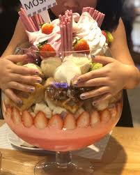 giant 22 scoop ice cream sundae in bangkok